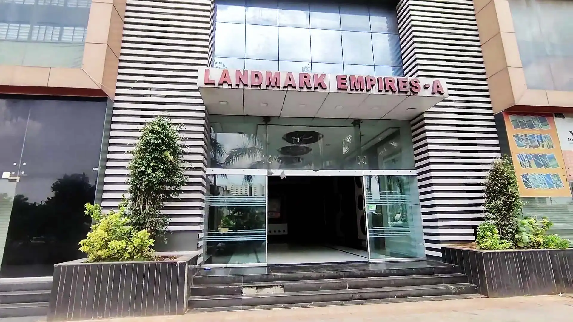 Landmark Empires A textile market Saroli Surat main entrance