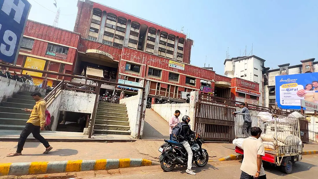 Wide view of Rushabh Textile Market (Rushabh Textile Towers) building on Ring Road in Surat.
