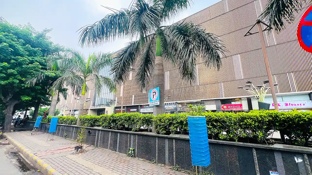Globale Textile Market Surat exterior building and shops